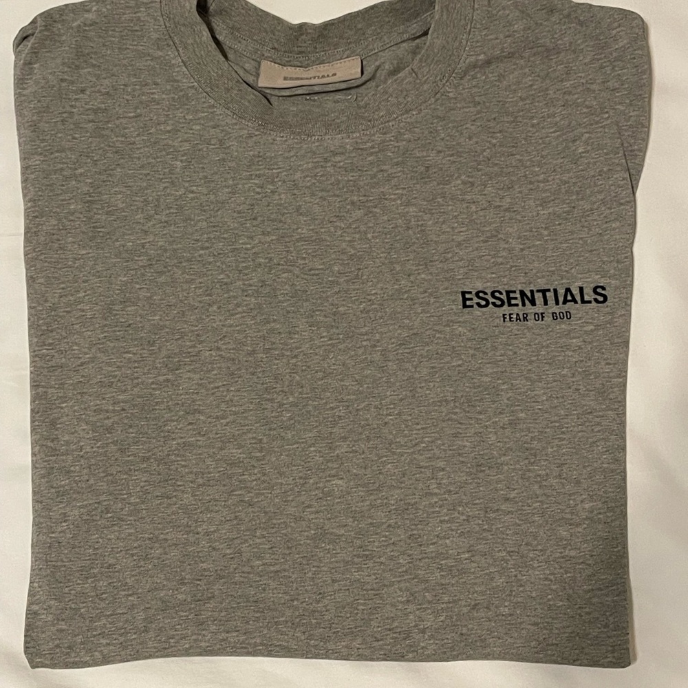 Essentials Fear of God Gray Short Sleeve Tee. Men’s size medium. Great condition
